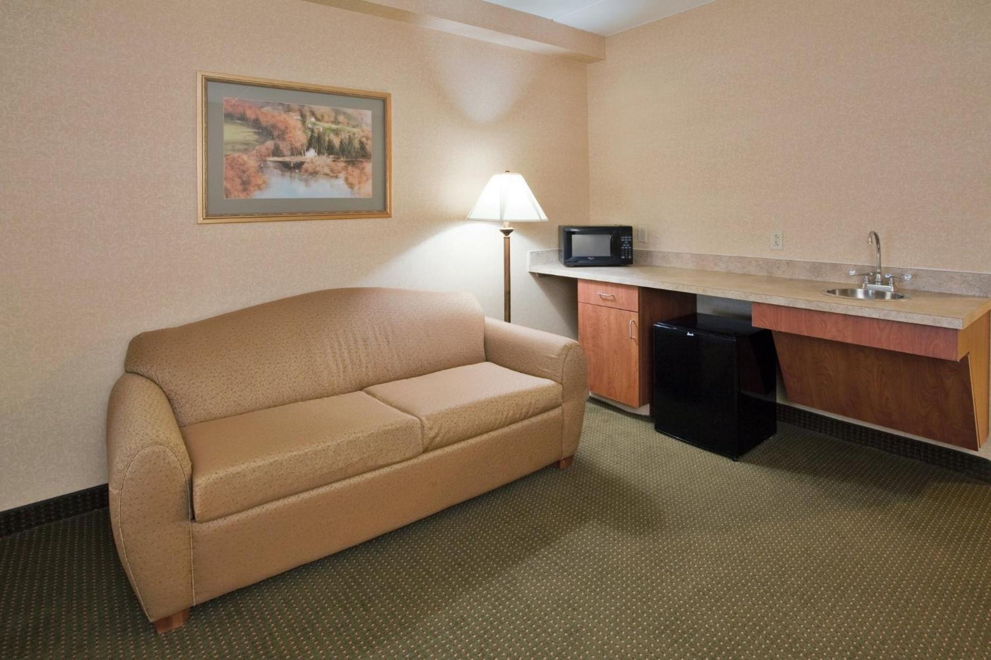 Holiday Inn Express Hotel & Suites Drums-Hazelton By Ihg Exterior photo
